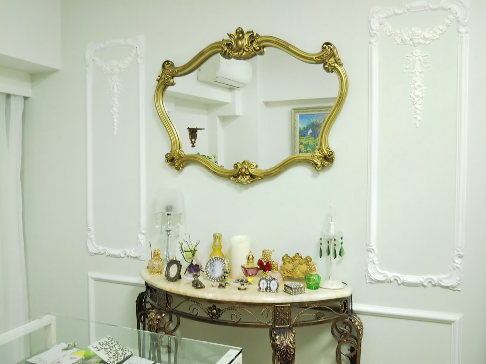 ゴールドの鏡ロココ調っぽいデザイン ゴールドの鏡ロココ調っぽいデザイン